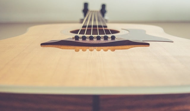 המדריך לבחירת גיטרה - חלק קדמי של הגיטרה מעץ אשוח